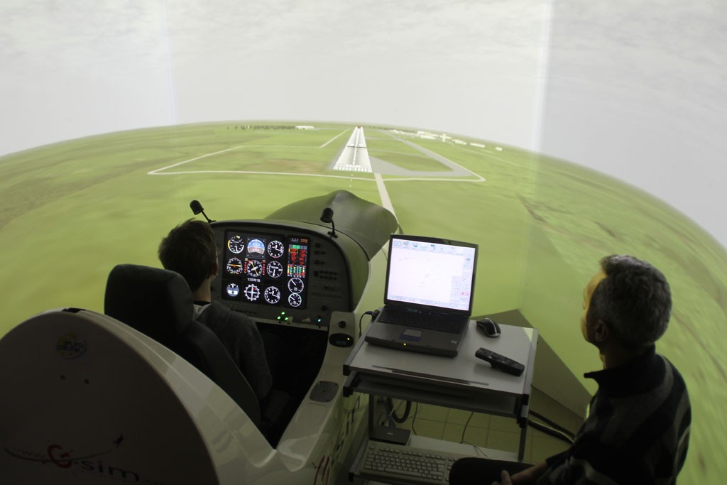 europilote nantes ecole de pilotage sur avion ultra léger et un de ses simulateurs de vol professionnels