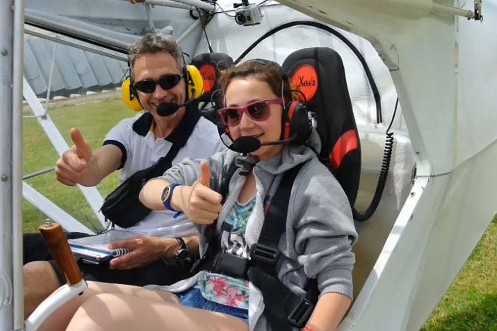 une élève-pilote et son instructeur à l'atterrissage