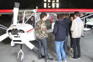 élèves-pilotes d'europilote se préparant au vol sur avion double-commandes